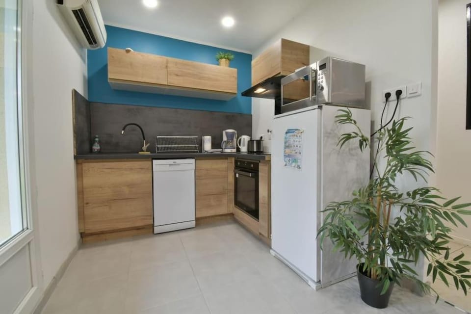 Coffee/tea facilities, Kitchen or kitchenette, dishwasher, oven, stove, toaster