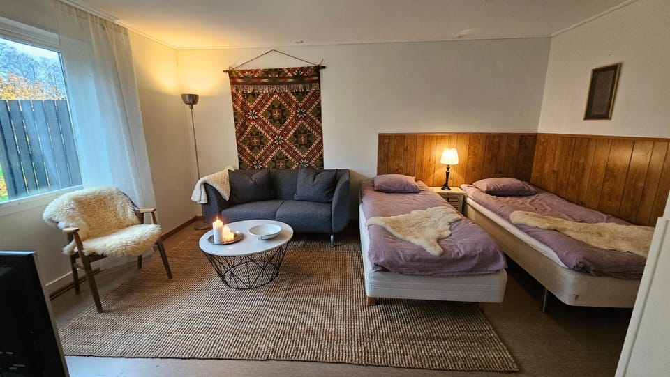 Property building, Bed, Living room, Photo of the whole room, Seating area, Bedroom