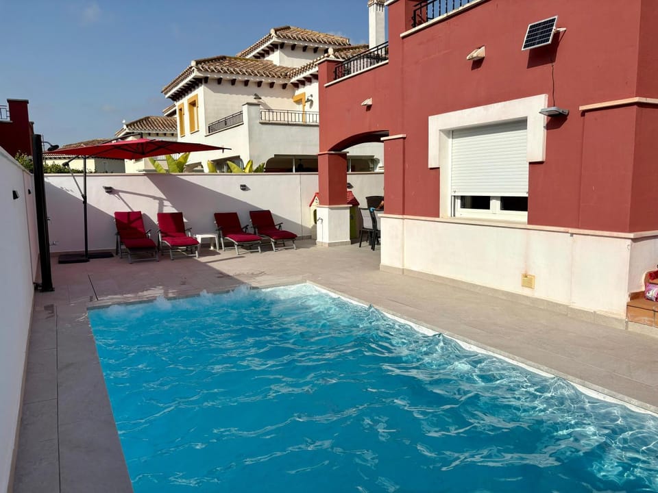 Shower, Swimming pool, sunbed