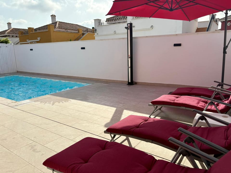 Shower, Swimming pool, sunbed