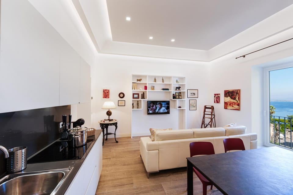 Kitchen or kitchenette, Seating area, Dining area