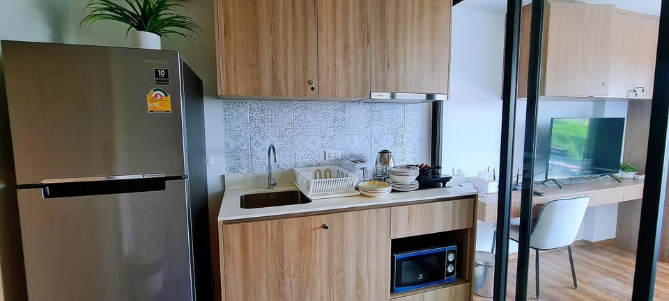 Kitchen or kitchenette, minibar, stove