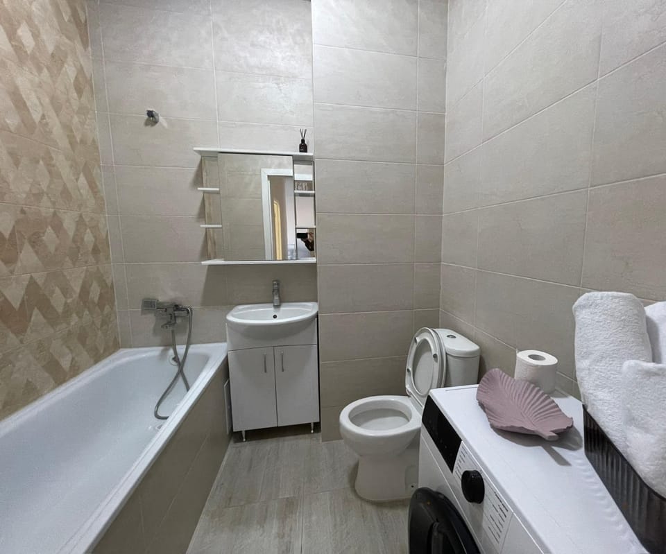 Shower, Toilet, Bathroom, Bath, towels, washing machine
