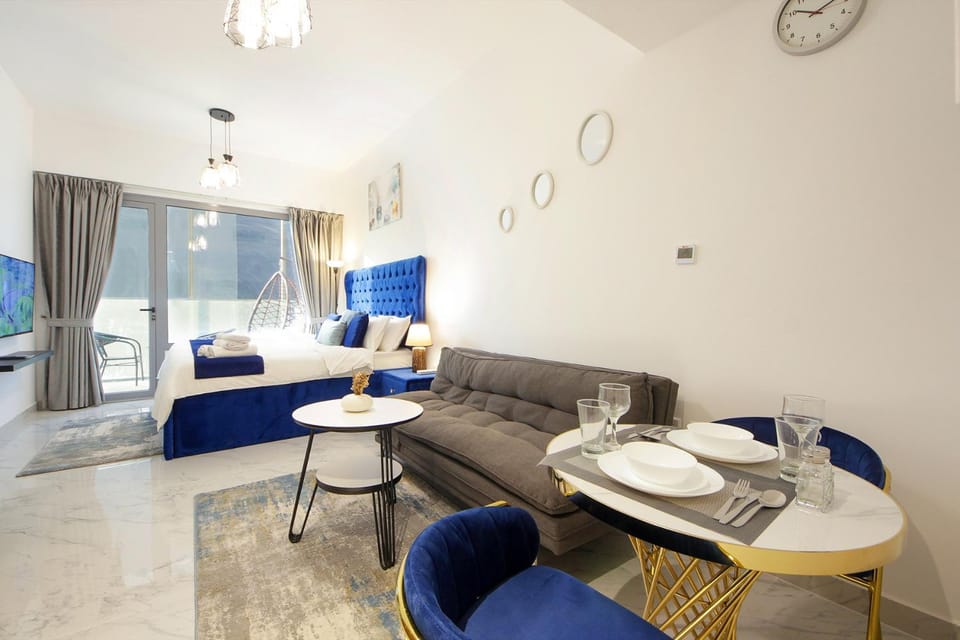 Bed, Photo of the whole room, Seating area, Dining area
