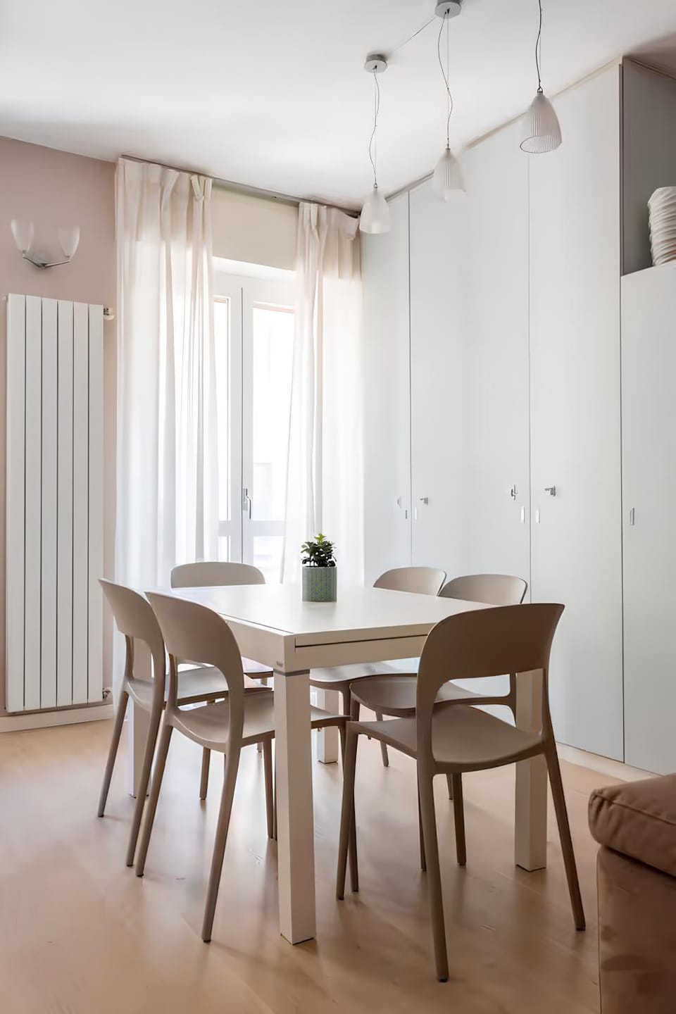 Restaurant/places to eat, Day, Living room, Seating area, Breakfast