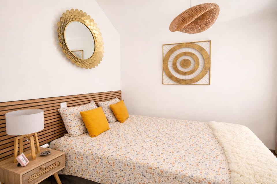 Photo of the whole room, Bedroom