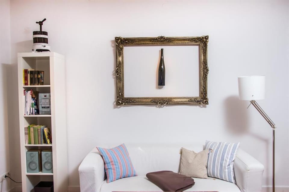 Photo of the whole room, Decorative detail