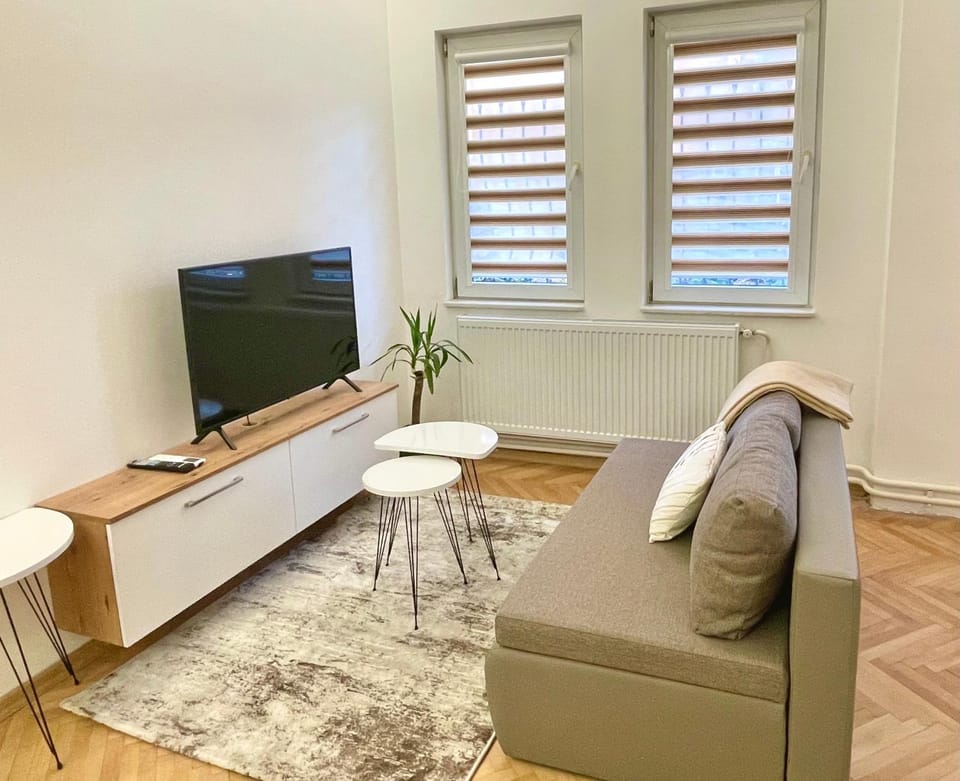 TV and multimedia, Living room, Seating area, Evening entertainment