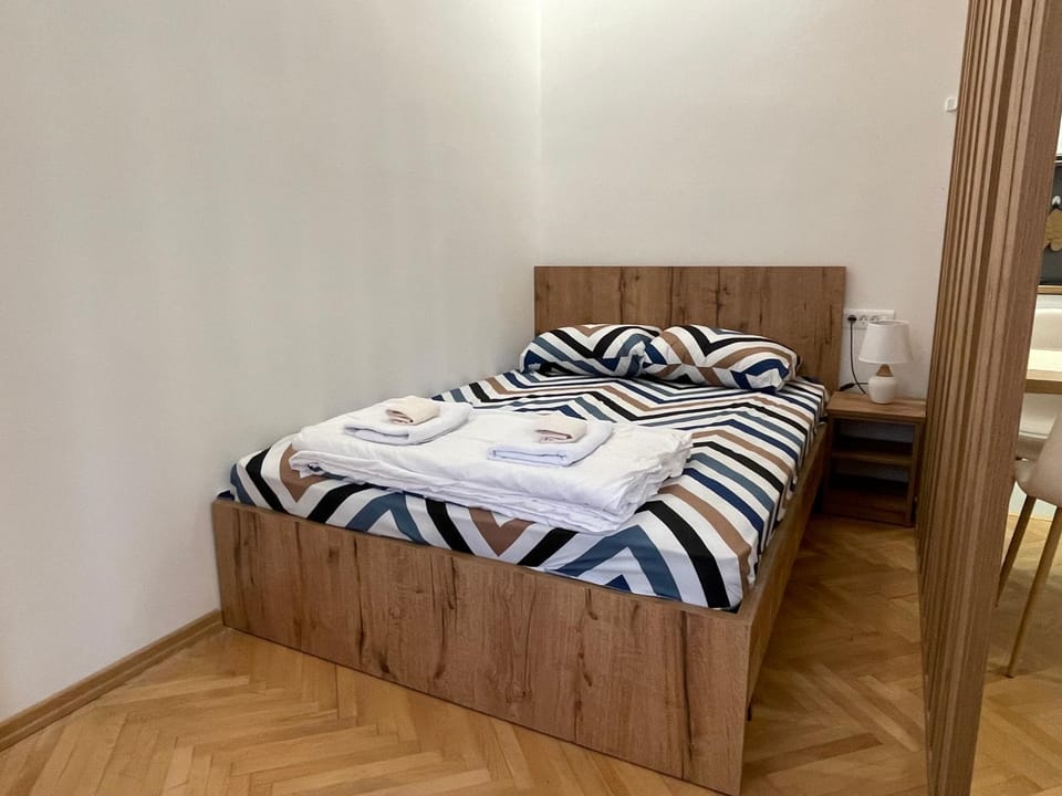 Bed, Bedroom, towels
