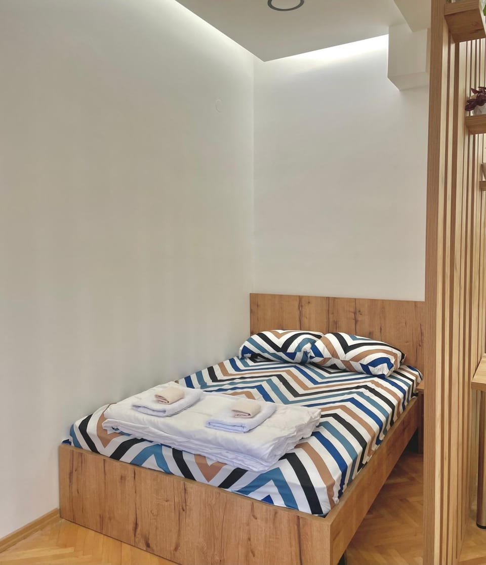 Bed, Bedroom, towels