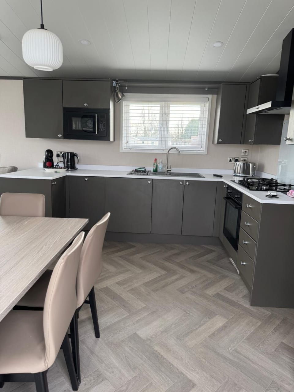 Coffee/tea facilities, Kitchen or kitchenette, Dining area, dishwasher, toaster