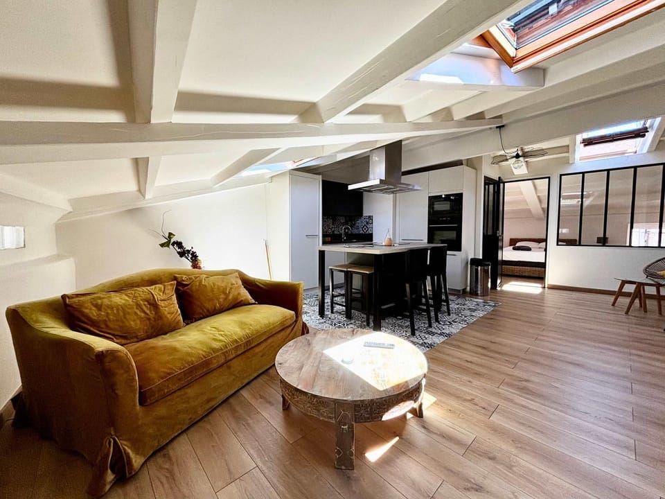Communal lounge/ TV room, TV and multimedia, Kitchen or kitchenette, Living room, Seating area, Dining area, air conditioner, air conditioner