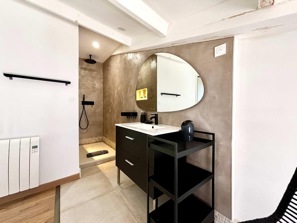 Bathroom, internet