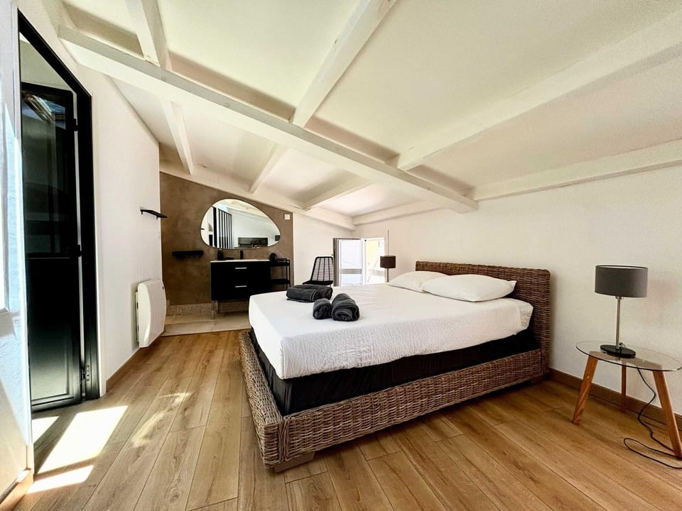 Bed, Bathroom, Photo of the whole room, Bedroom, towels