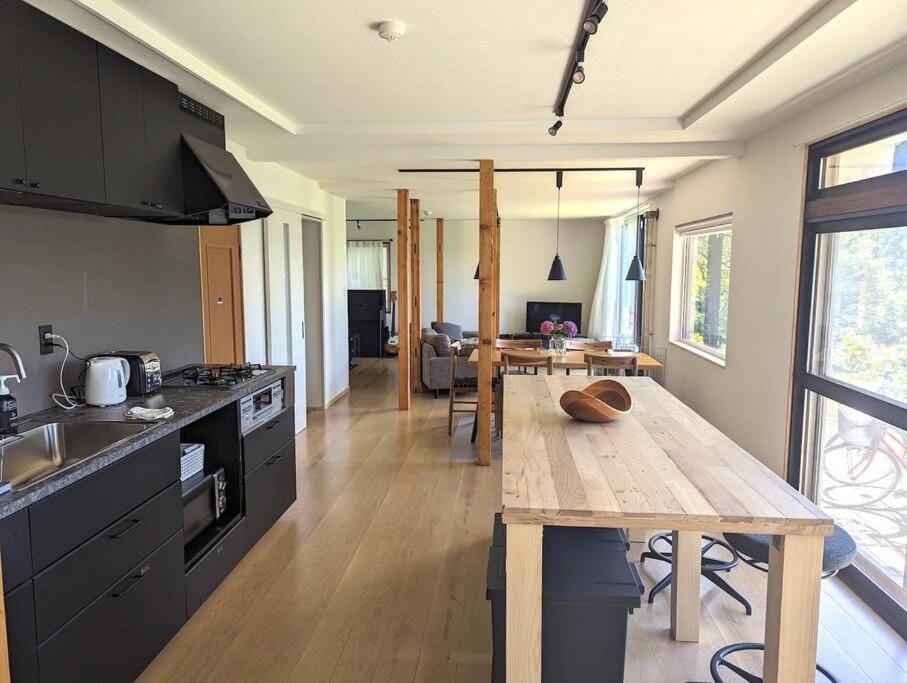 Coffee/tea facilities, Kitchen or kitchenette, Seating area, Dining area, Garden view, minibar, stove, toaster