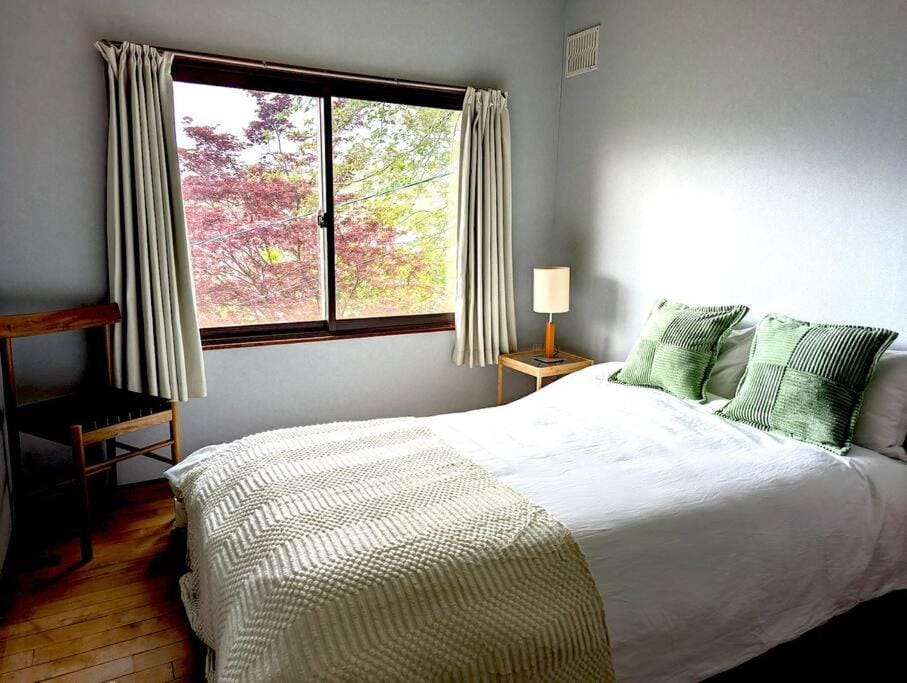 Bed, View (from property/room), Photo of the whole room, Bedroom, City view, Garden view