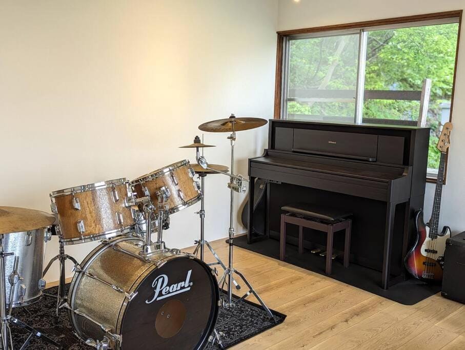 Living room, Entertainment, group of guests, Family
