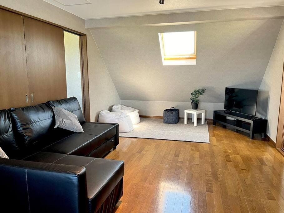 Communal lounge/ TV room, Living room, Seating area, Evening entertainment