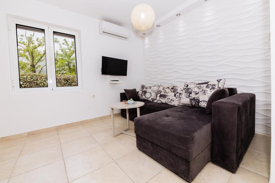 TV and multimedia, Living room, Seating area, air conditioner