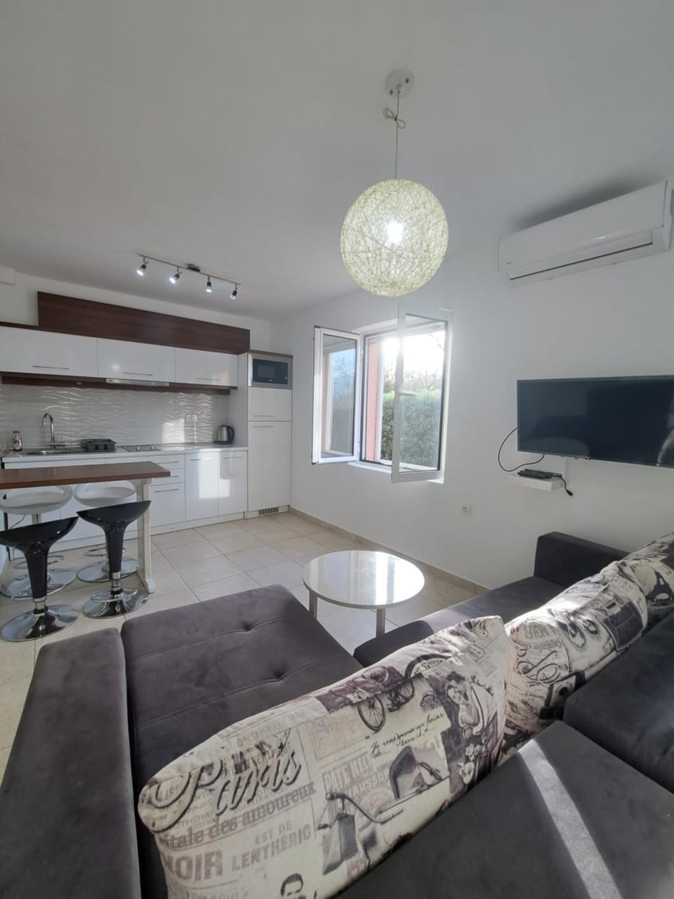 Kitchen or kitchenette, Living room, Seating area, air conditioner