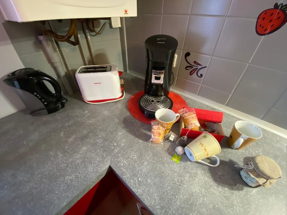 Coffee/tea facilities, toaster