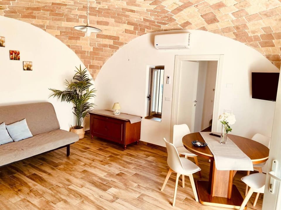 TV and multimedia, Seating area, Dining area, air conditioner