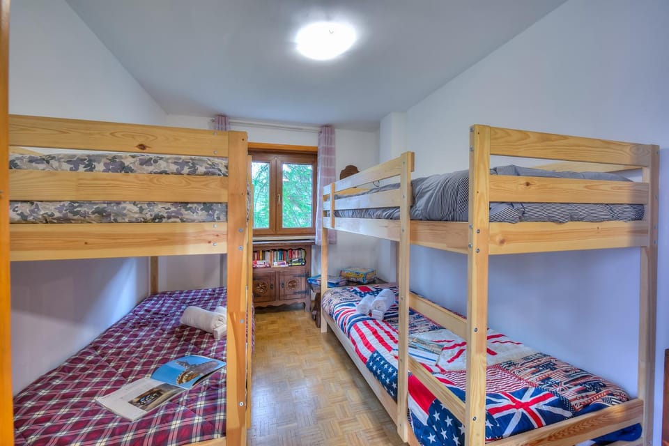 Bedroom, bunk bed