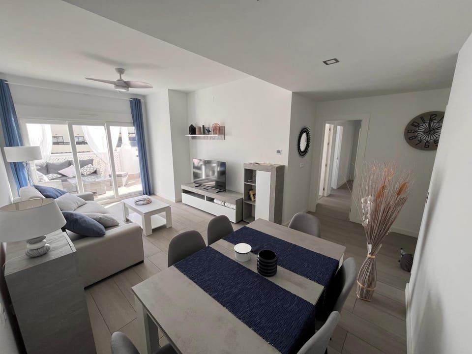 TV and multimedia, Photo of the whole room, Seating area, Dining area