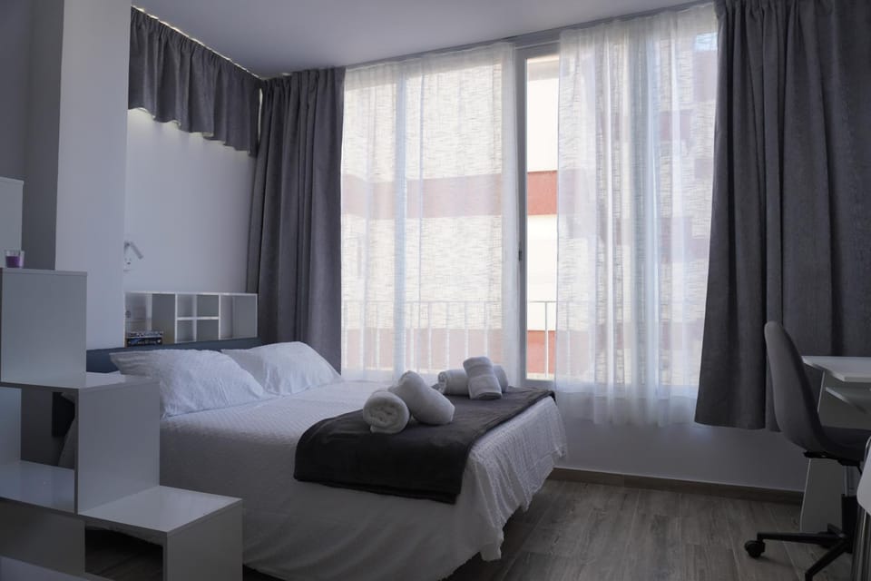 Bed, Bedroom, towels