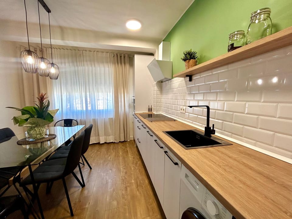 Kitchen or kitchenette, Dining area