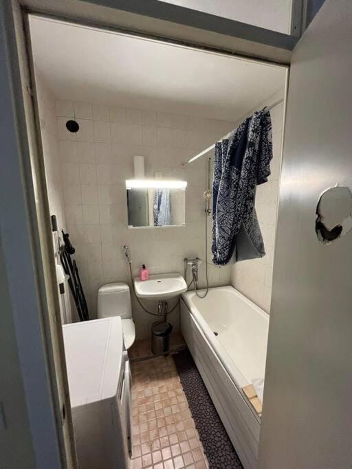 Kotimaailma - Kaksio Tikkurilan palveluiden lähistöllä Apartment in Helsinki