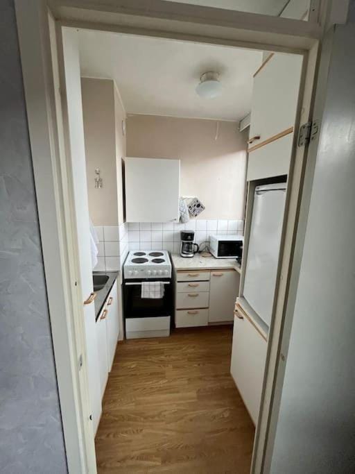 Kotimaailma - Kaksio Tikkurilan palveluiden lähistöllä Apartment in Helsinki