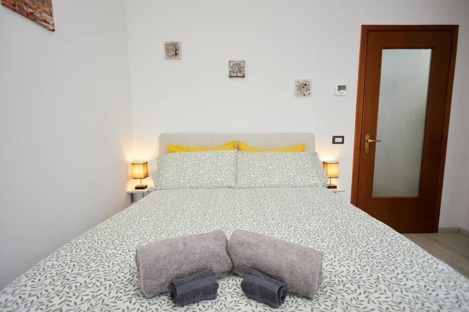 Bed, towels