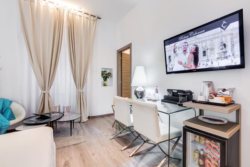 TV and multimedia, Coffee/tea facilities, Photo of the whole room, Decorative detail, Bedroom