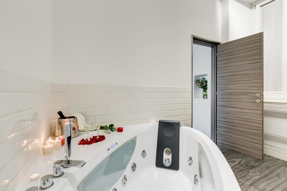 Bathroom, Decorative detail