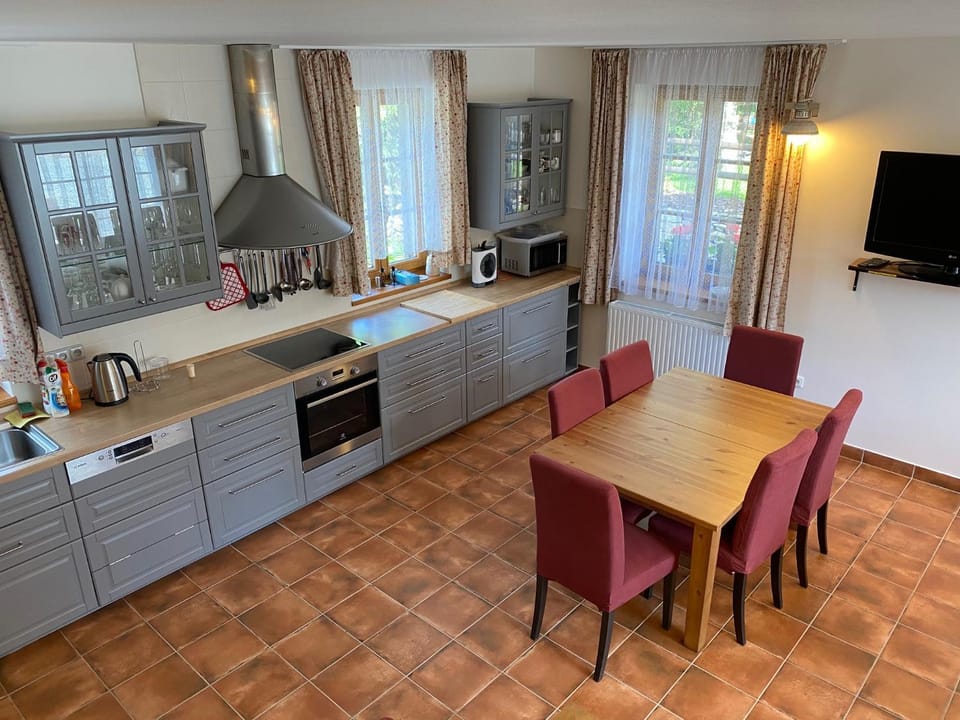 TV and multimedia, Coffee/tea facilities, Kitchen or kitchenette, Dining area, dishwasher, oven, stove, toaster