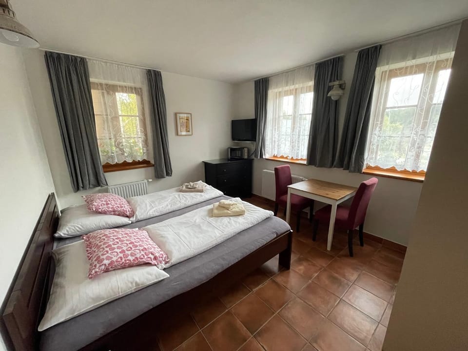 Bed, Photo of the whole room, Seating area, Bedroom
