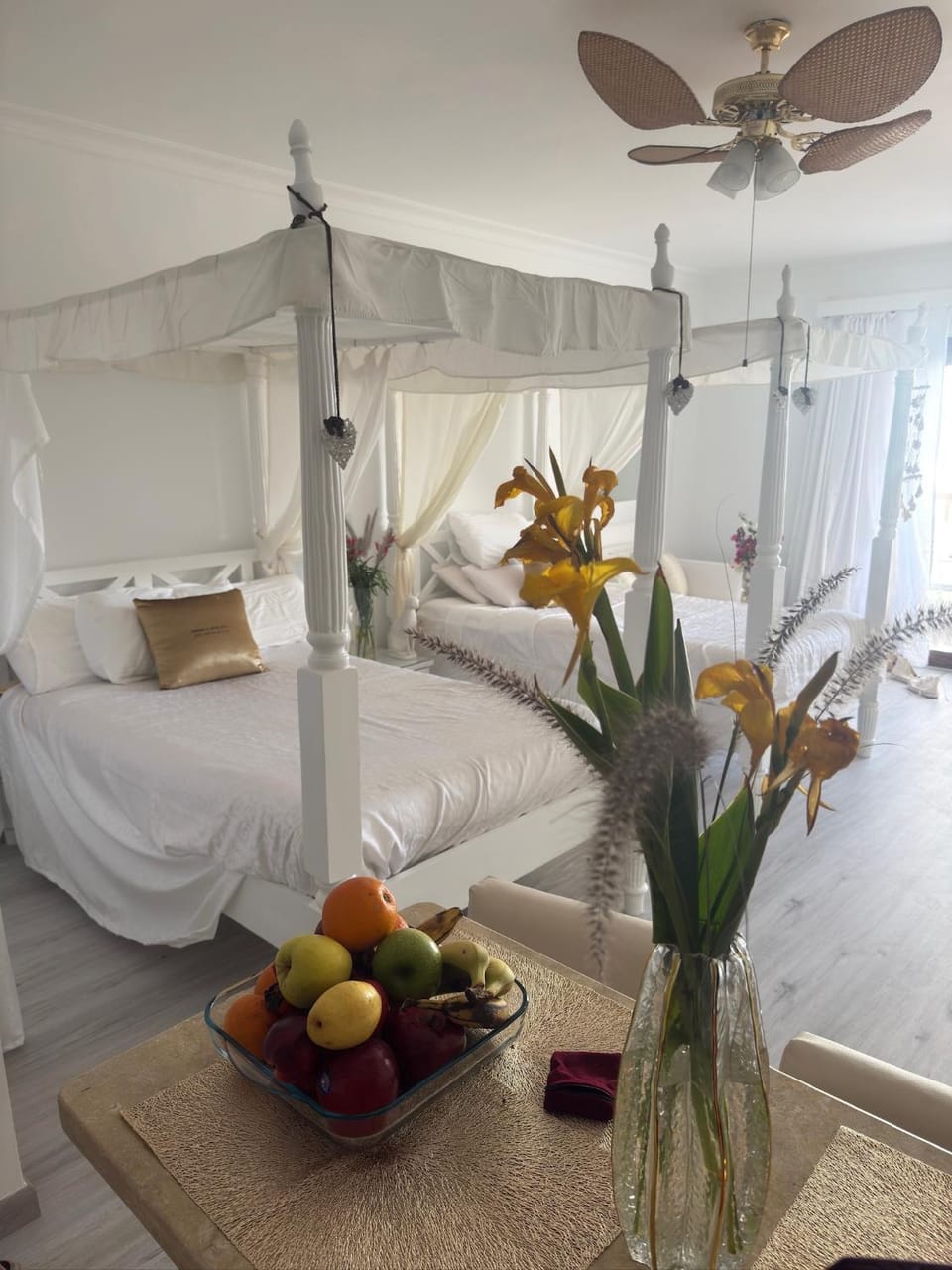 Bed, Food and drinks, Photo of the whole room, Bedroom, Food