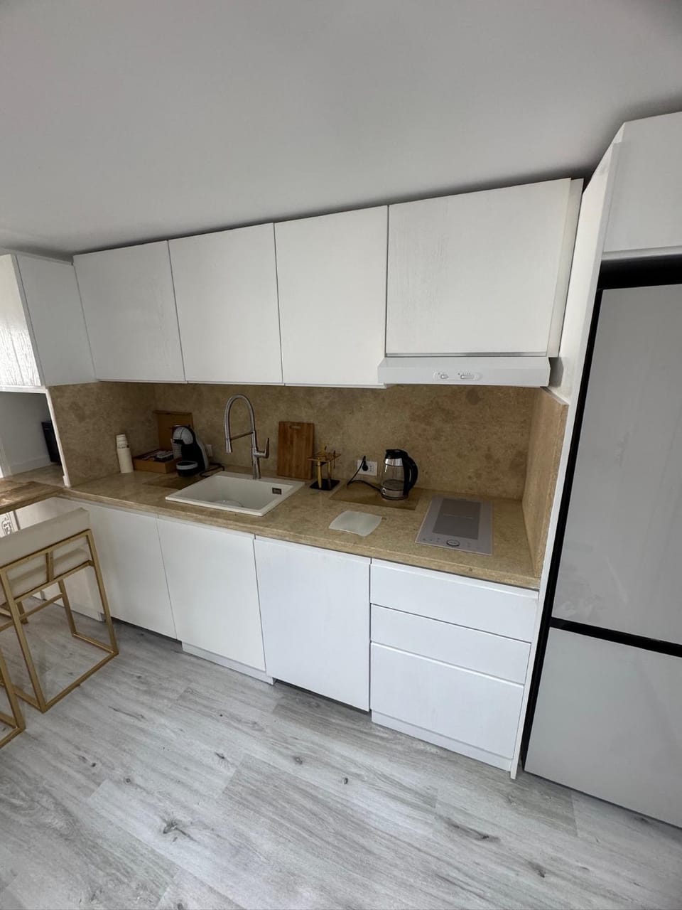 Kitchen or kitchenette, dishwasher, minibar, oven, stove, washing machine