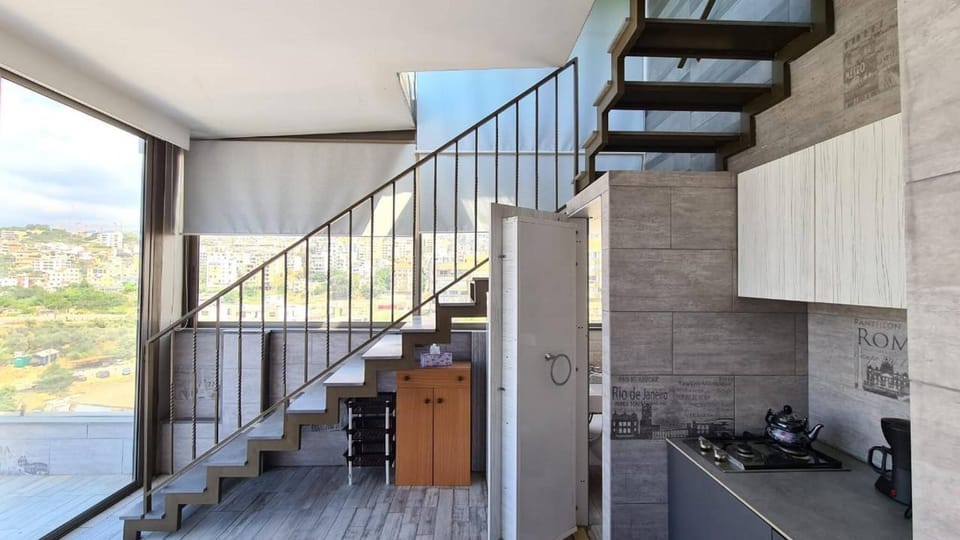 Shower, Seating area, kitchen