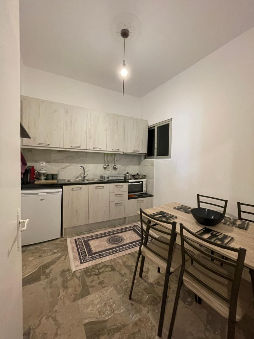 Kitchen or kitchenette, Dining area