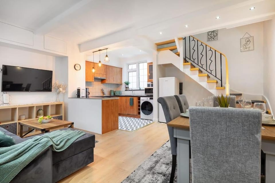 Communal lounge/ TV room, Kitchen or kitchenette, Living room, Seating area, Dining area