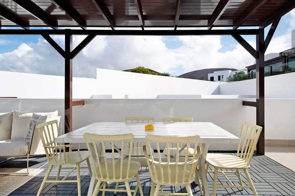 Property building, Balcony/Terrace, Living room