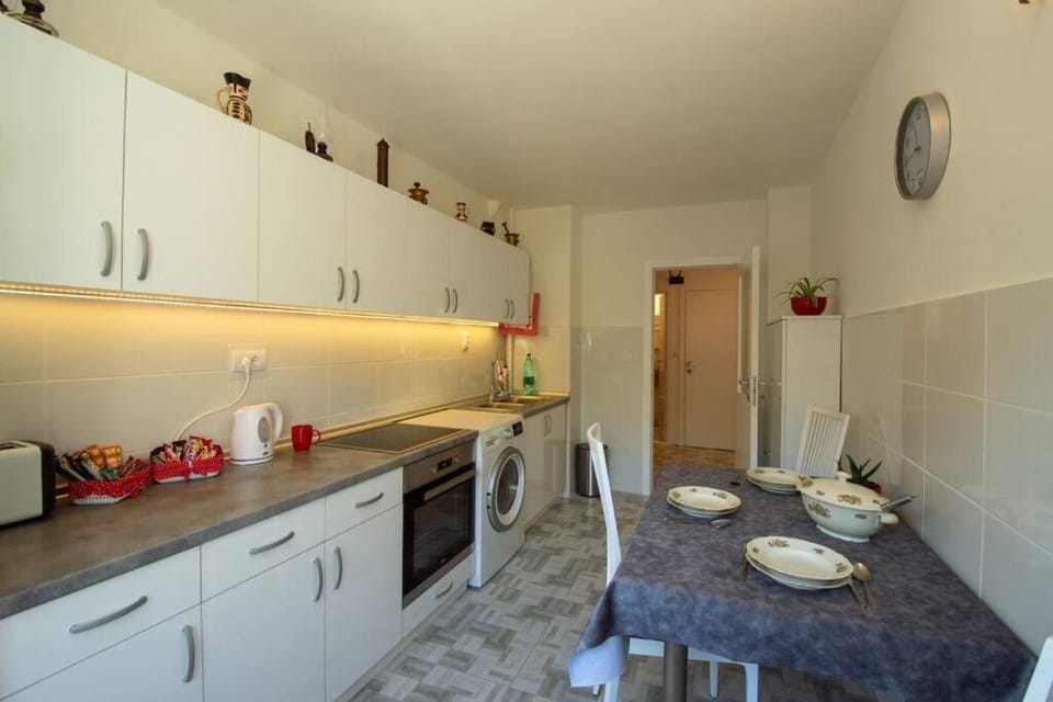 Family apartment - Green Oasis with easy parking Apartment in Novi Sad