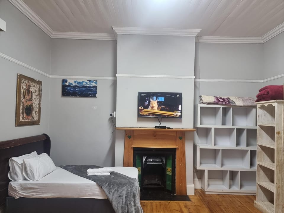 Bed, TV and multimedia, Photo of the whole room, Bedroom, hair dresser, towels