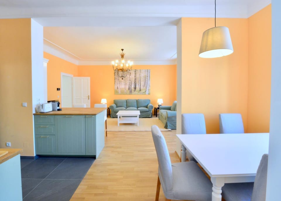 Kitchen or kitchenette, Living room, Seating area, Dining area