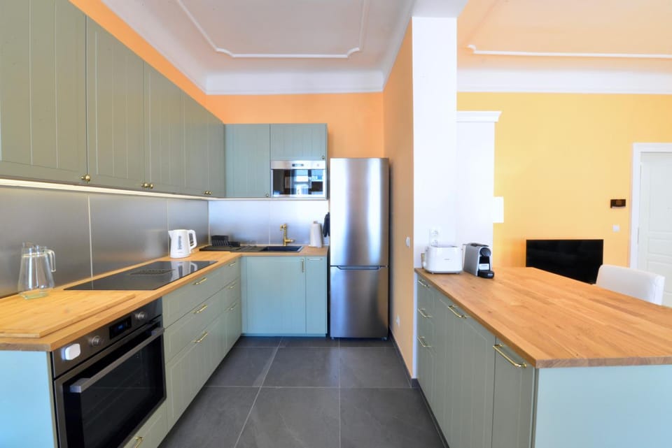 Kitchen or kitchenette, dishwasher, oven, toaster