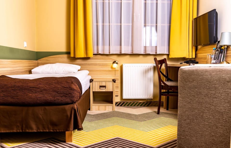 Communal lounge/ TV room, Bed, TV and multimedia, Living room, Photo of the whole room, Seating area, Evening entertainment, Bedroom, towels