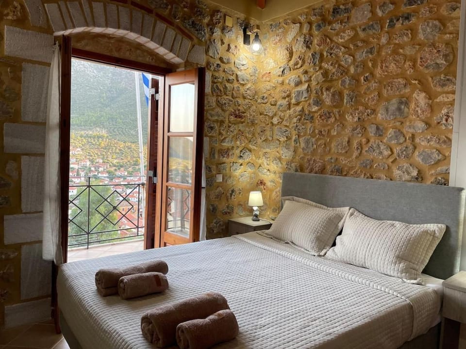 Bed, View (from property/room), Photo of the whole room, Bedroom, City view, Garden view, Landmark view, Mountain view, Location, Quiet street view, Inner courtyard view, furniture, heating, internet, wardrobe, air conditioner