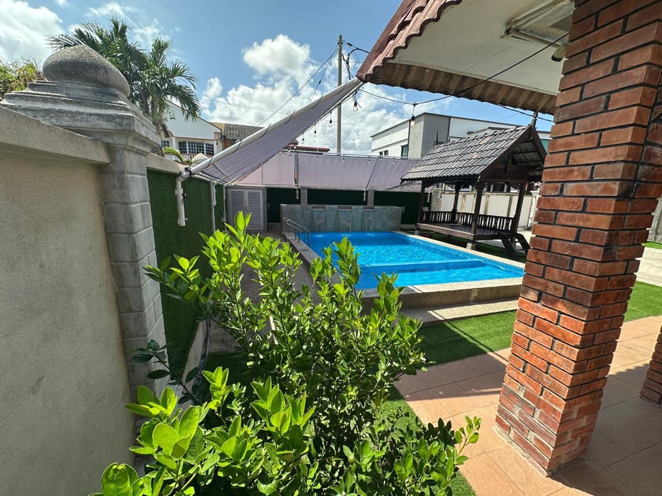 Property building, Garden, Garden, Pool view, Swimming pool